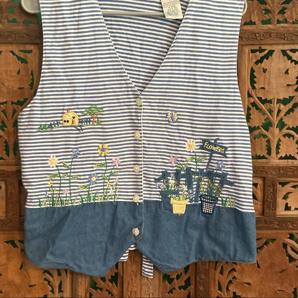 Cottagecore floral embroidered vest garden scene - Picture 4 of 7